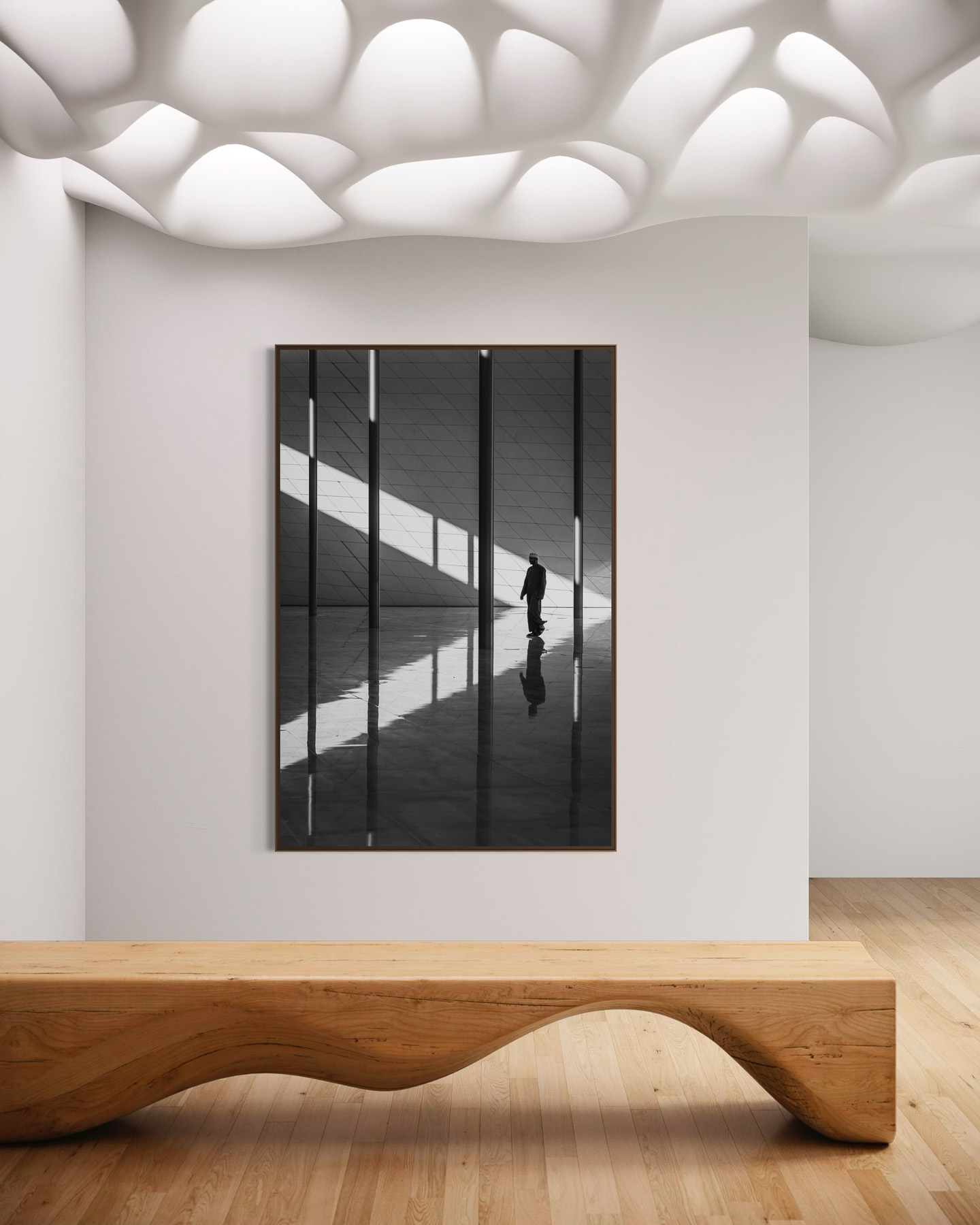 Schwarzweissaufnahme im Oman Across Ages Museum mit markanten Lichtstrahlen, klaren Linien und einer gehenden Person als grafisches Element.