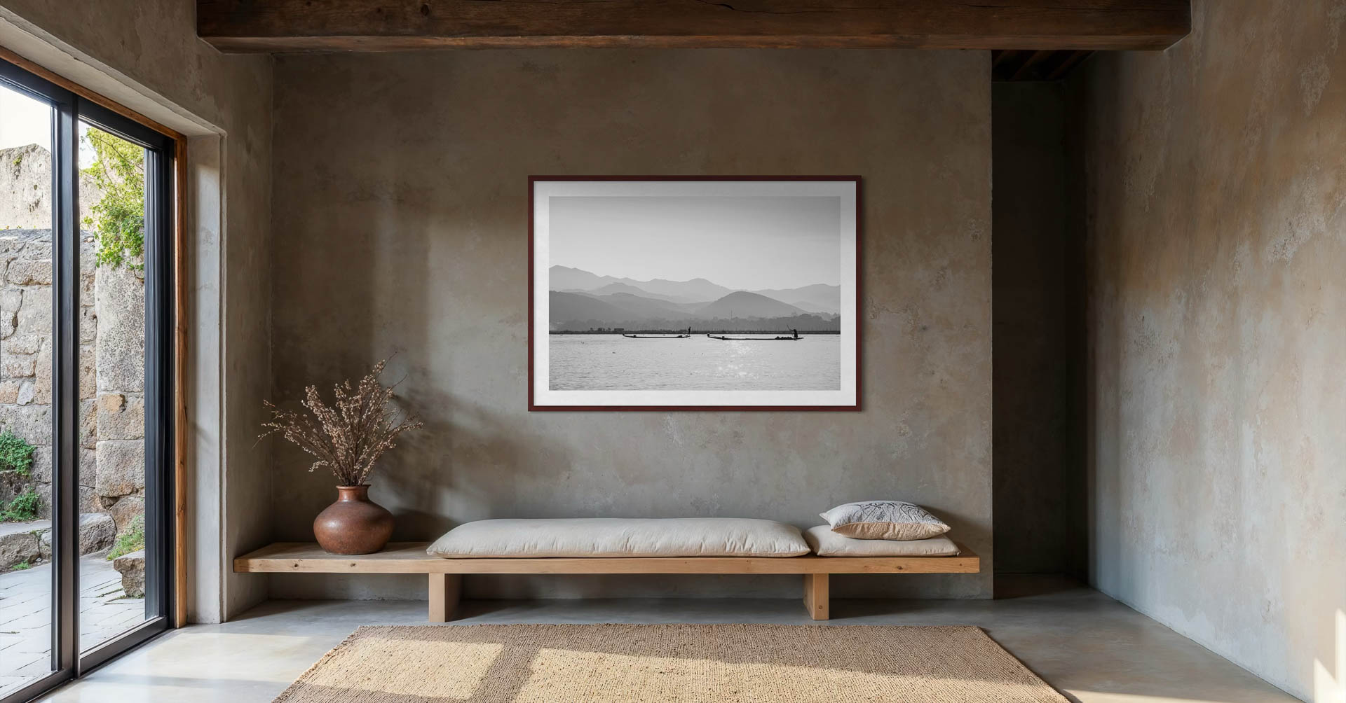 Schwarzweissaufnahme vom Inle Lake in Myanmar mit traditionellen Booten vor sanfter Bergkulisse.