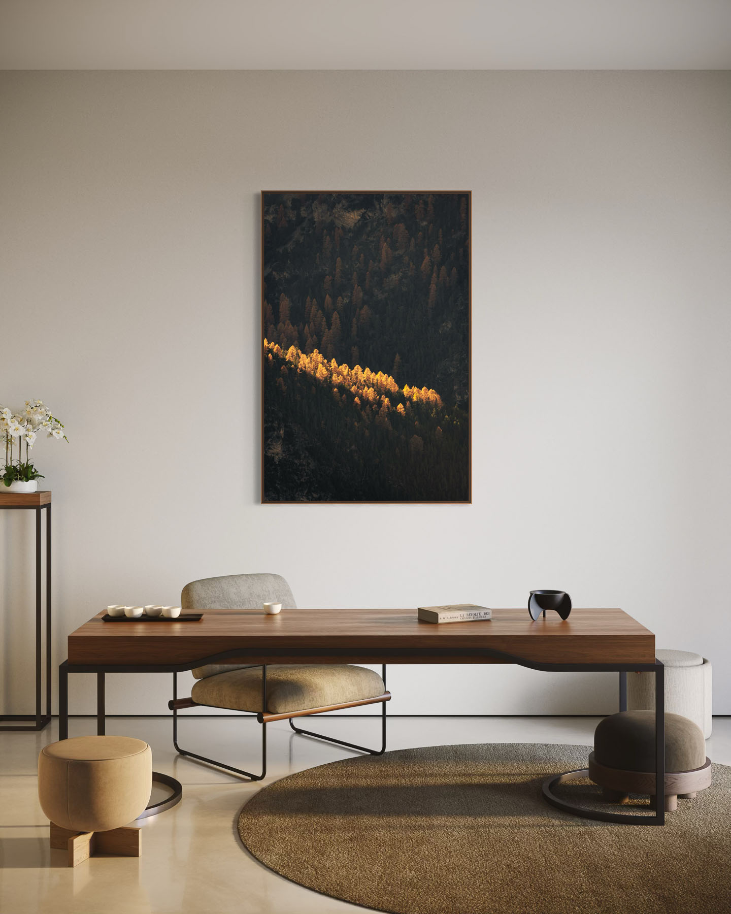 Aufnahme eines Waldrueckens im Schweizer Nationalpark mit einer leuchtenden Baumreihe im warmen Abendlicht vor dunklem Hintergrund.