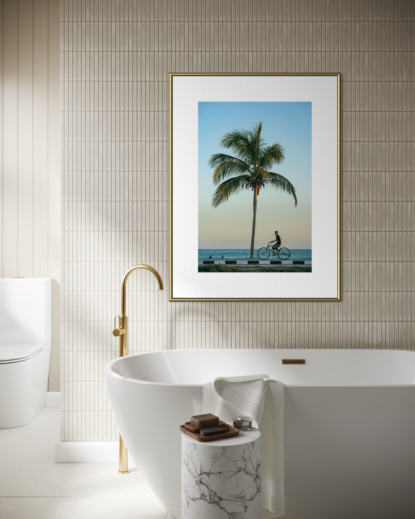 Aufnahme einer einzelnen Palme an der Kueste des Oman mit Radfahrer im Abendlicht und ruhiger Meeresstimmung.