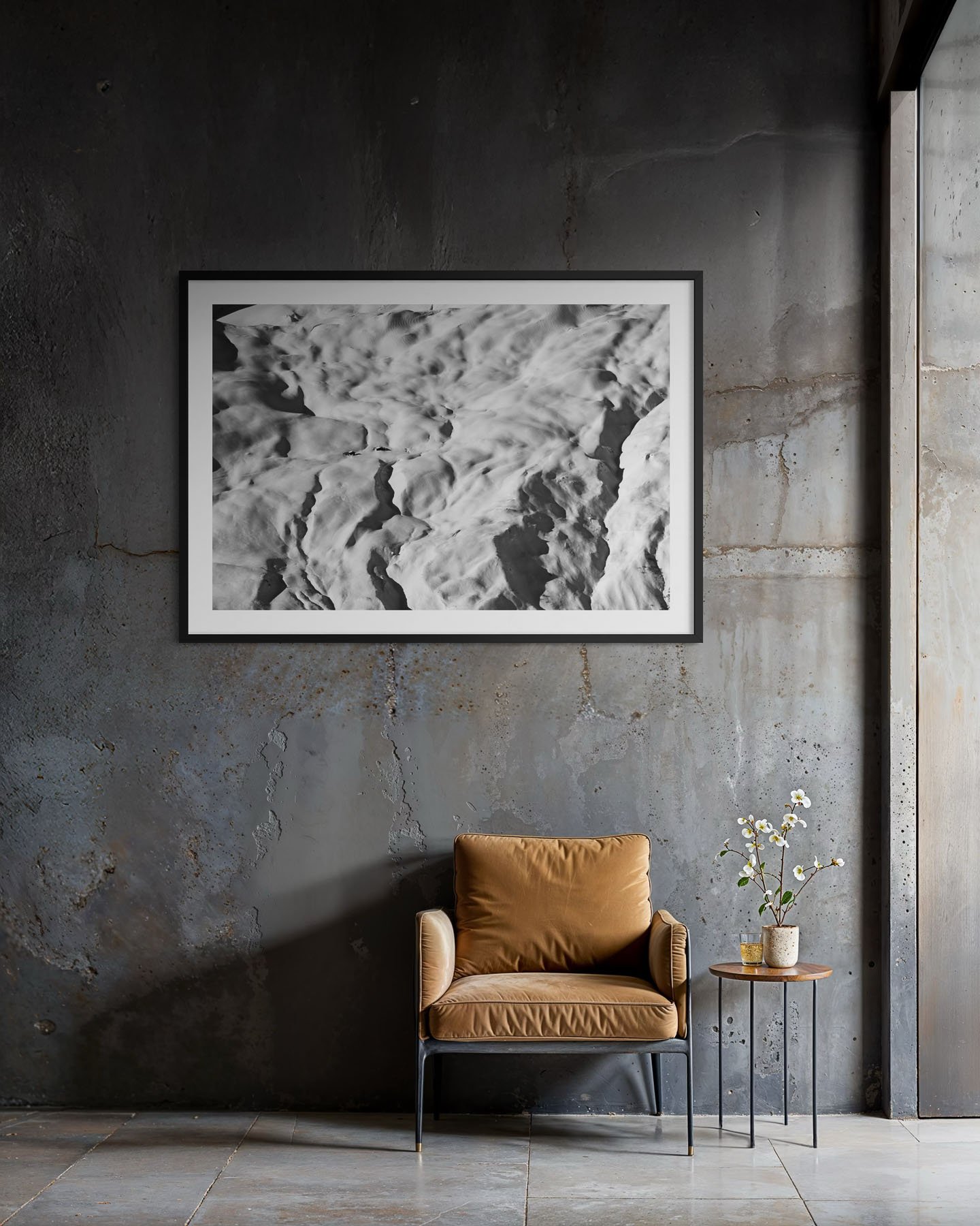 Detailreiche Schwarzweissaufnahme von Schneestrukturen in Laax mit weich modellierten Formen und kontrastreichem Licht.