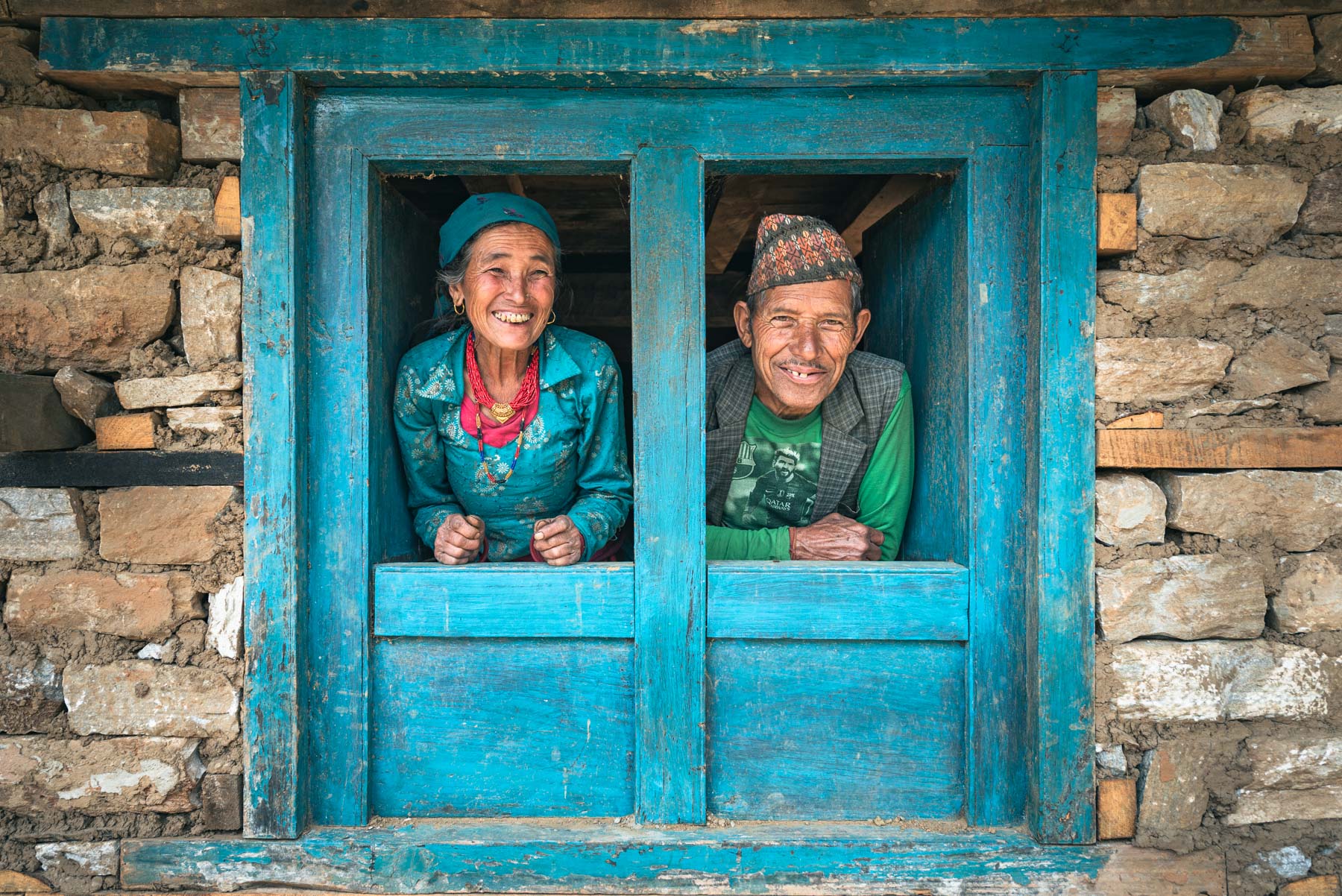 Minimalistisches, lichtdurchflutetes Hotelzimmer im Riders Laax mit Blick auf verschneiten Wald – fotografiert vom Hotelfotograf Christian Meixn