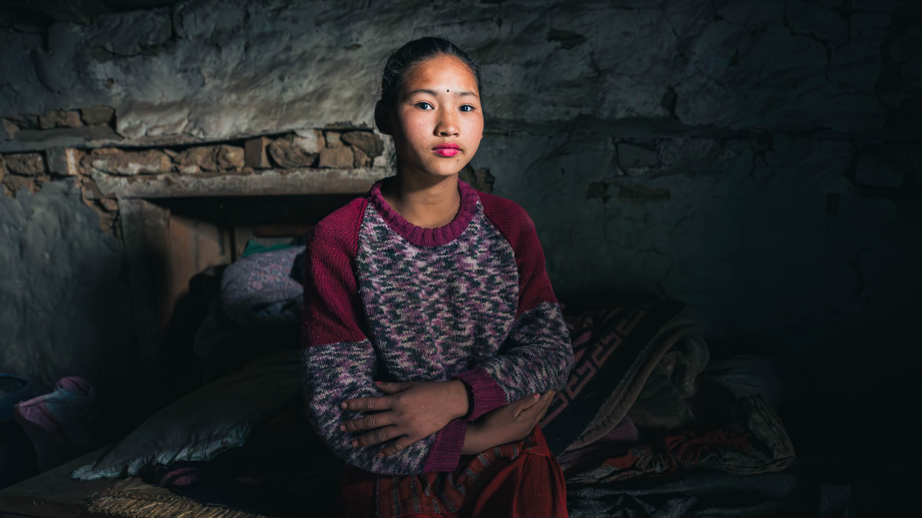 Minimalistisches, lichtdurchflutetes Hotelzimmer im Riders Laax mit Blick auf verschneiten Wald – fotografiert vom Hotelfotograf Christian Meixn