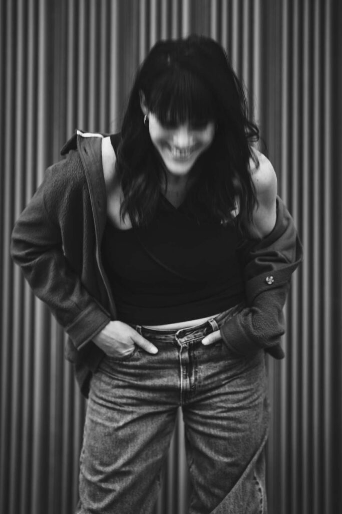 Portraitfotograf Z&uuml;rich: Portrait von Ther&egrave;se mit Bewegungsunsch&auml;rfe in Schwarz-Weiss