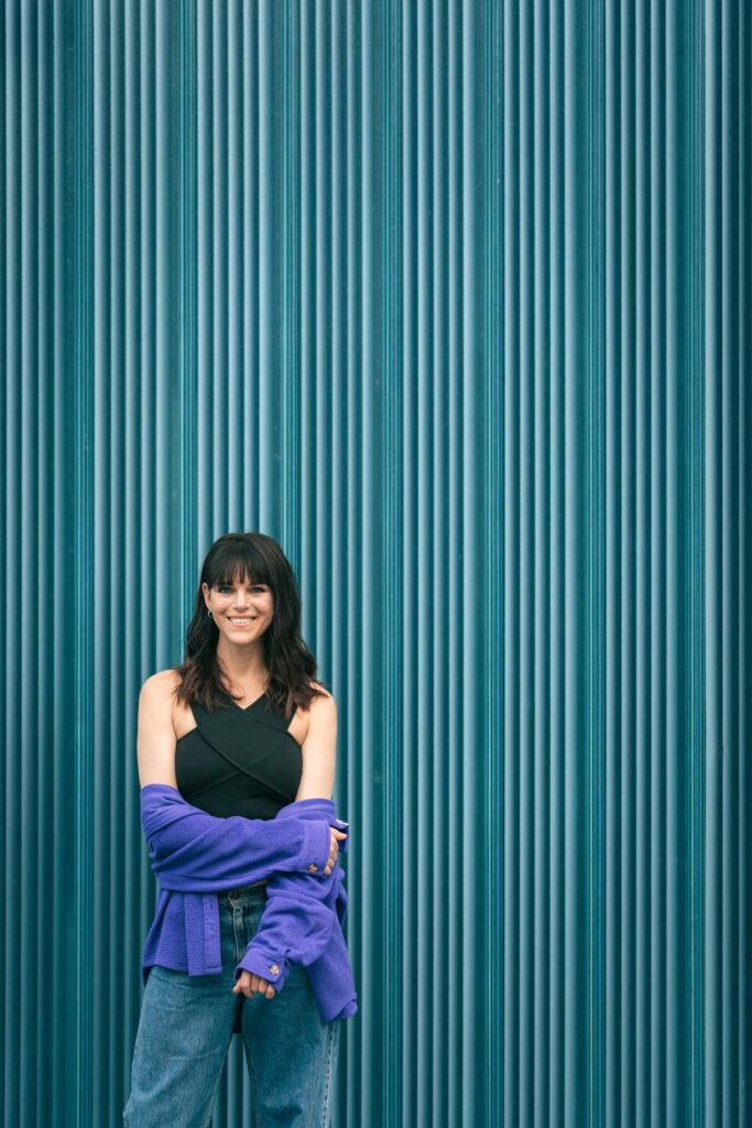 Portraitfotograf Z&uuml;rich: Portrait von Ther&egrave;se vor t&uuml;rkiser Wand