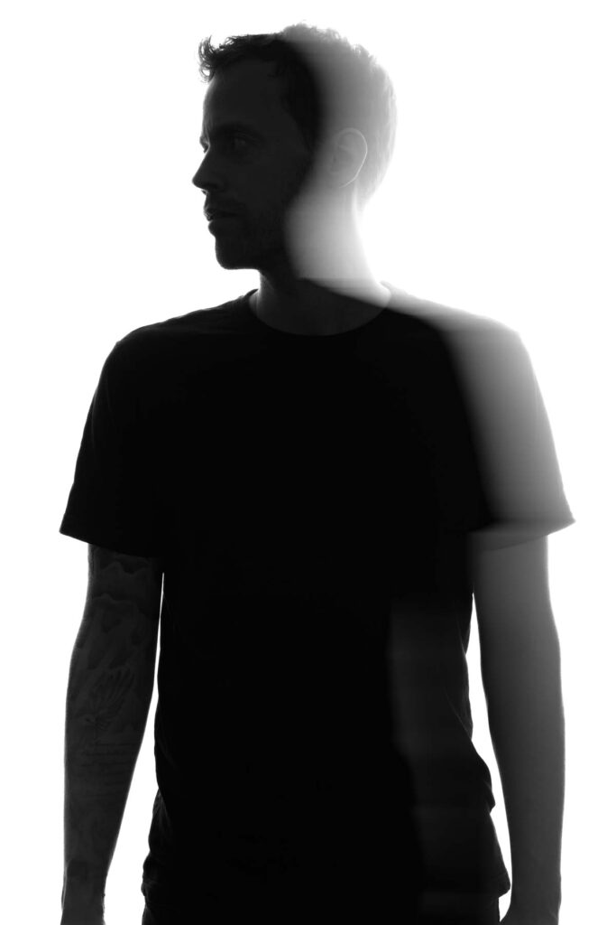 Portraitfotograf Z&uuml;rich: Silhouette-Portrait von Reto Erni im Fotostudio mit Shutterdrag